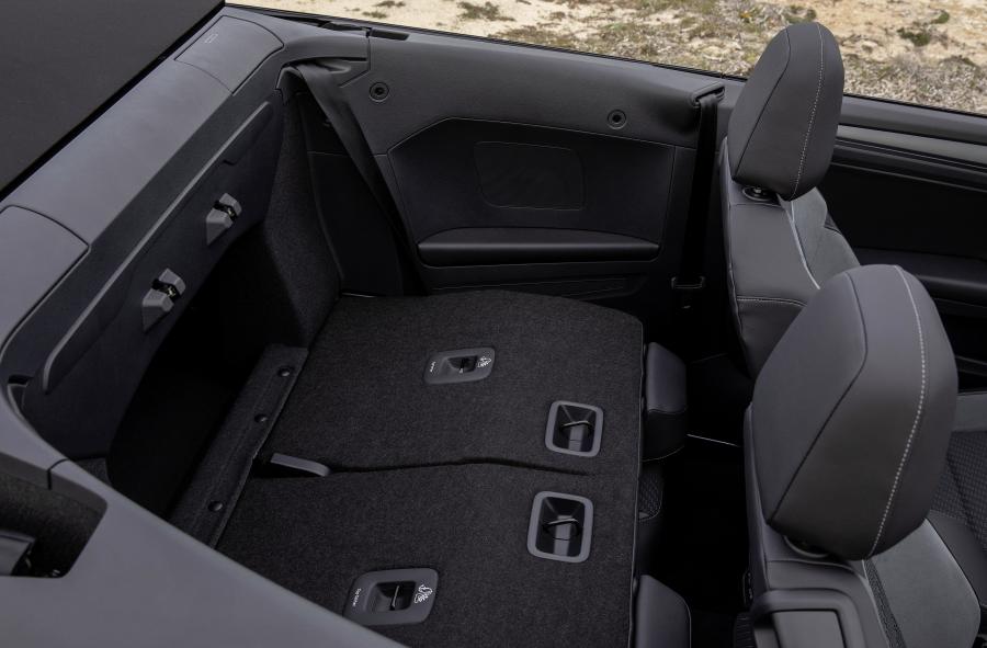 Интерьер Volkswagen T-Roc Cabriolet R-Line 2019 года  (WW) (фото 123 из 137)